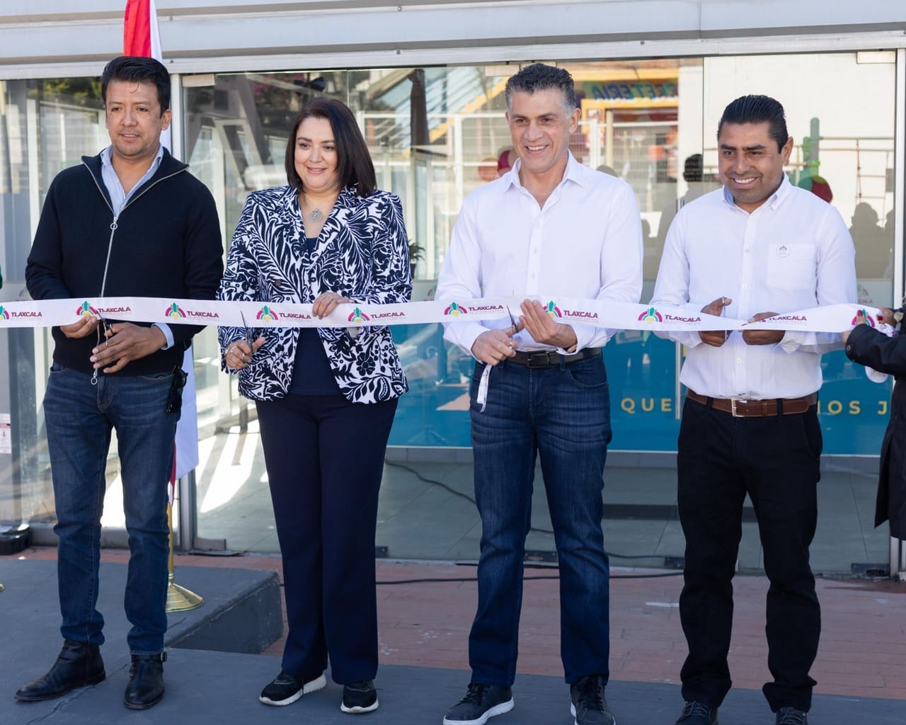 Reabre el polideportivo de Carlos Castillo Peraza tras rehabilitación de instalaciones •Tras tres meses de arduas labores, este importante espacio fue renovado con pintura, pasto sintético, mejoras en baños, vestidores y estructura, además de nuevas letras 3D